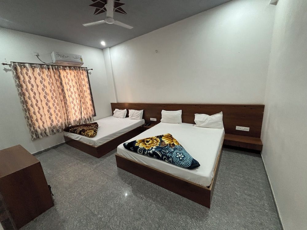 Hotel Ishwar Palace Family Quadruple Room, City View 3