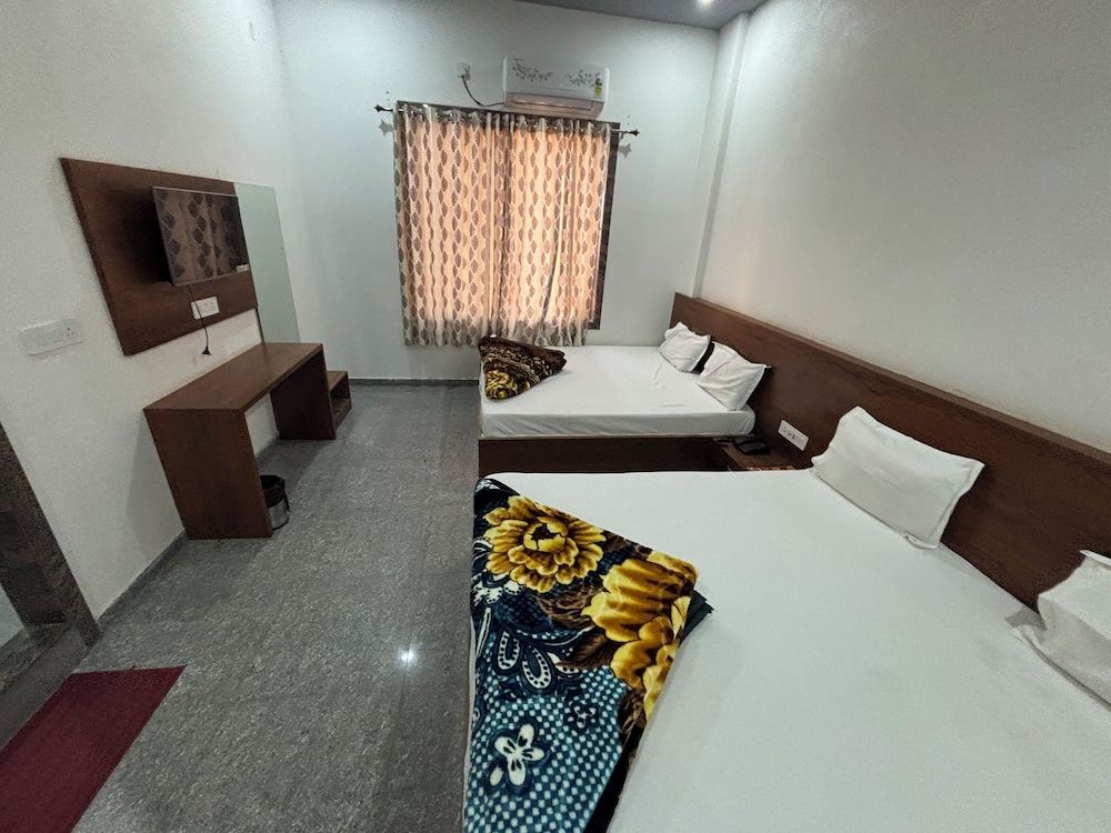 Hotel Ishwar Palace Family Quadruple Room, City View 5