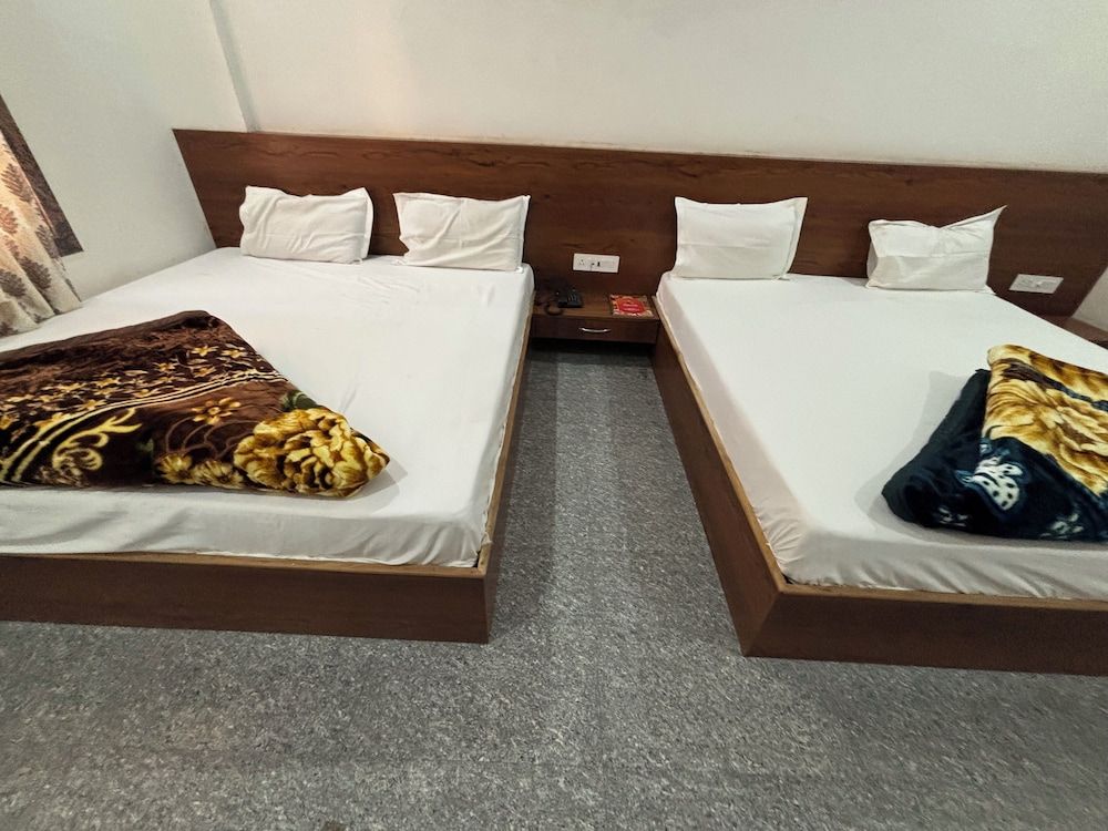 Hotel Ishwar Palace Family Quadruple Room, City View 4