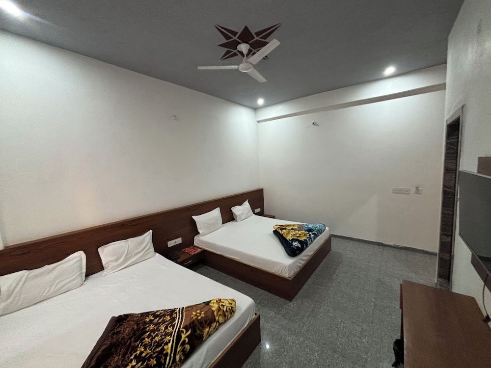 Hotel Ishwar Palace Family Quadruple Room, City View 8