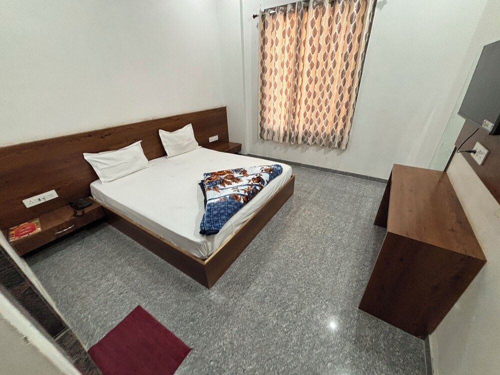 Hotel Ishwar Palace Family Quadruple Room, City View 10