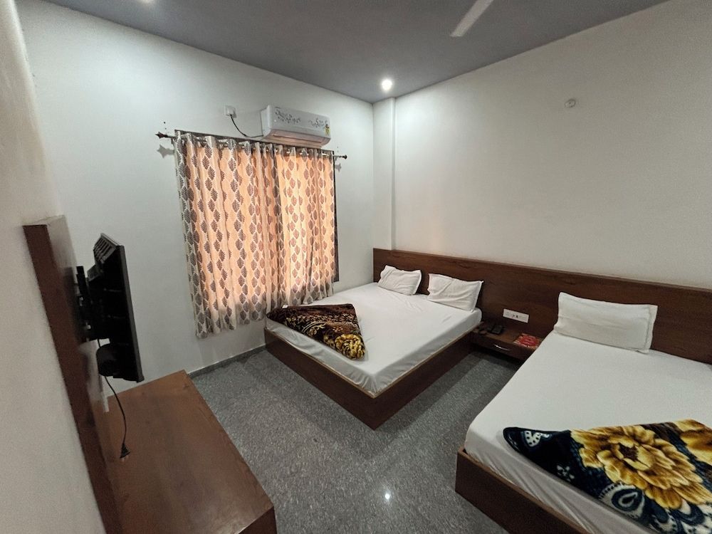 Hotel Ishwar Palace Family Quadruple Room, City View 6