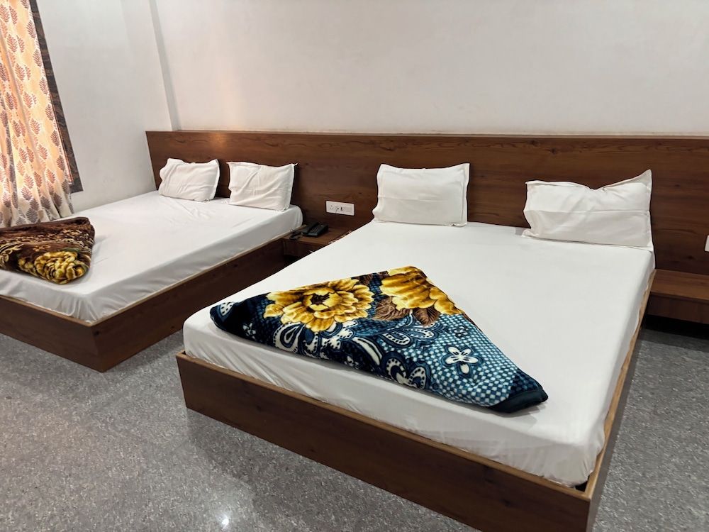 Hotel Ishwar Palace Family Quadruple Room, City View