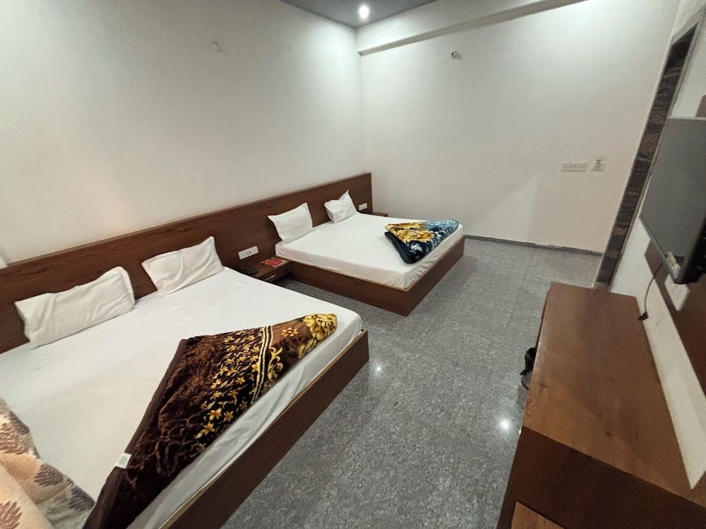 Hotel Ishwar Palace Family Quadruple Room, City View 7