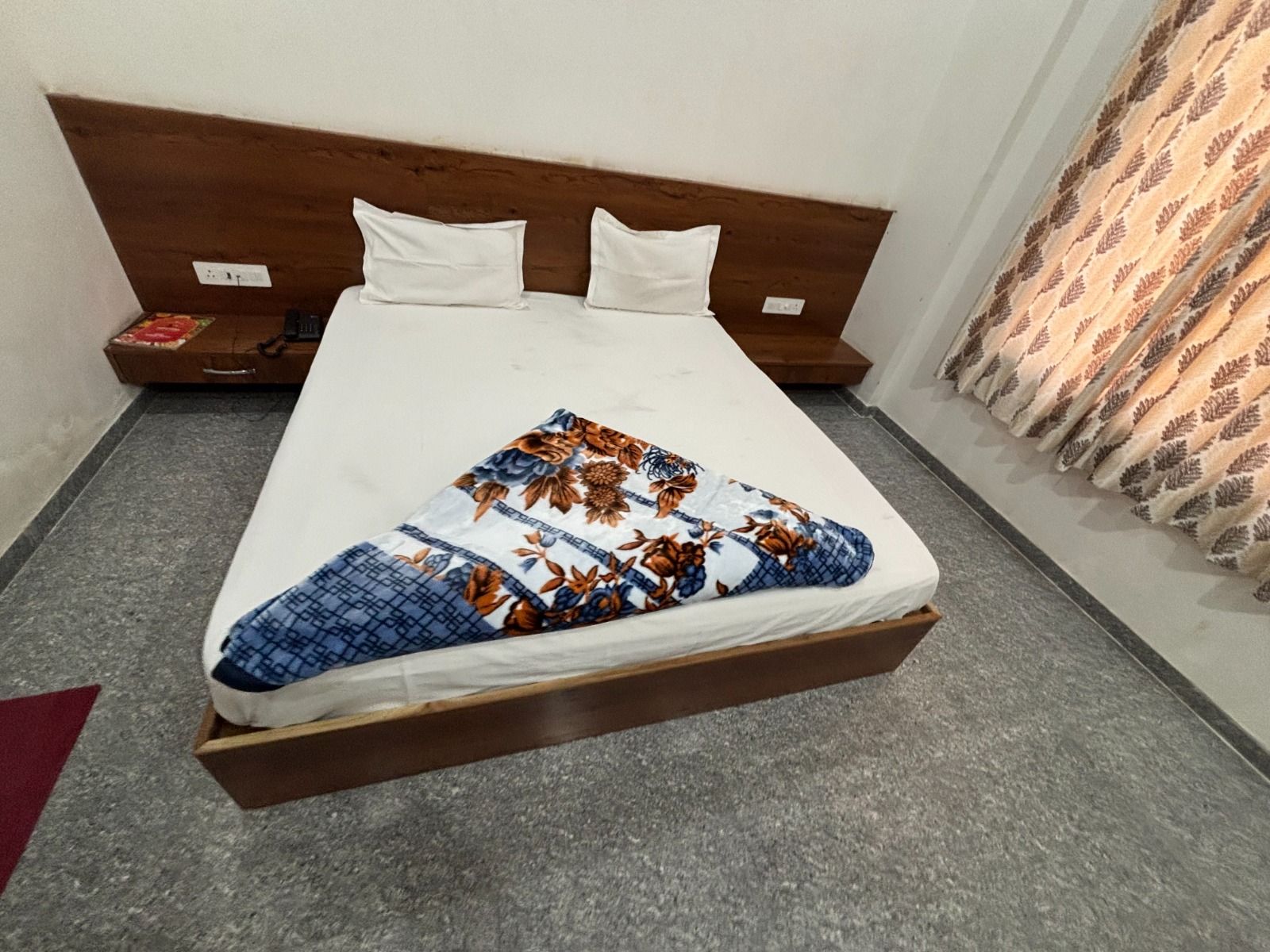 Hotel Ishwar Palace AC Deluxe Room With Window 4