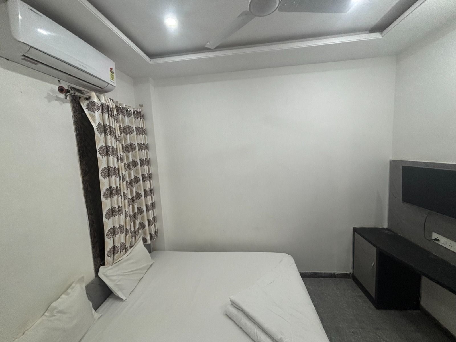 Hotel Ishwar Palace AC Deluxe Room With Window 3