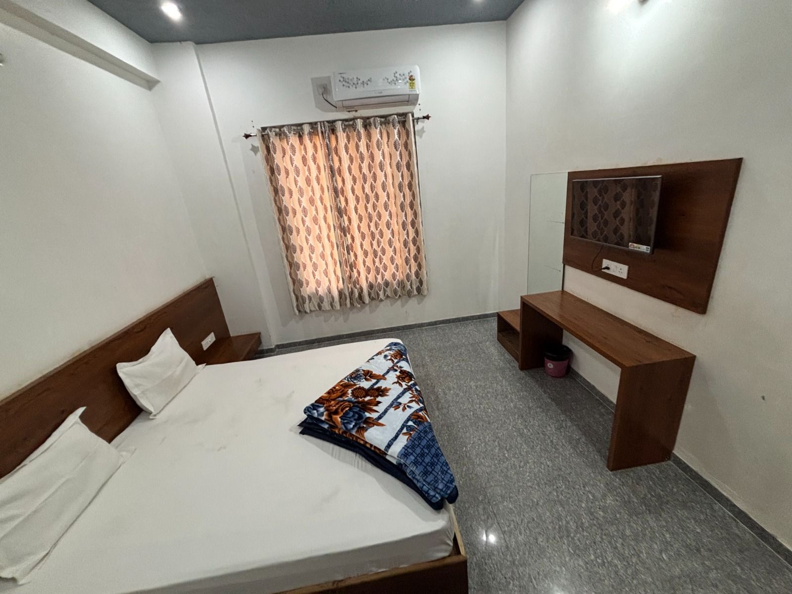 Hotel Ishwar Palace AC Deluxe Room With Window 5