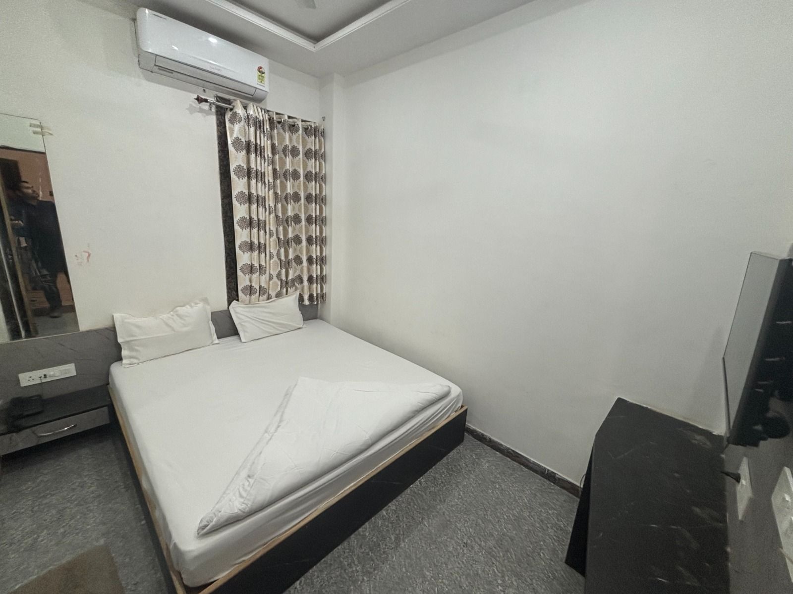 Hotel Ishwar Palace AC Deluxe Room With Window 2