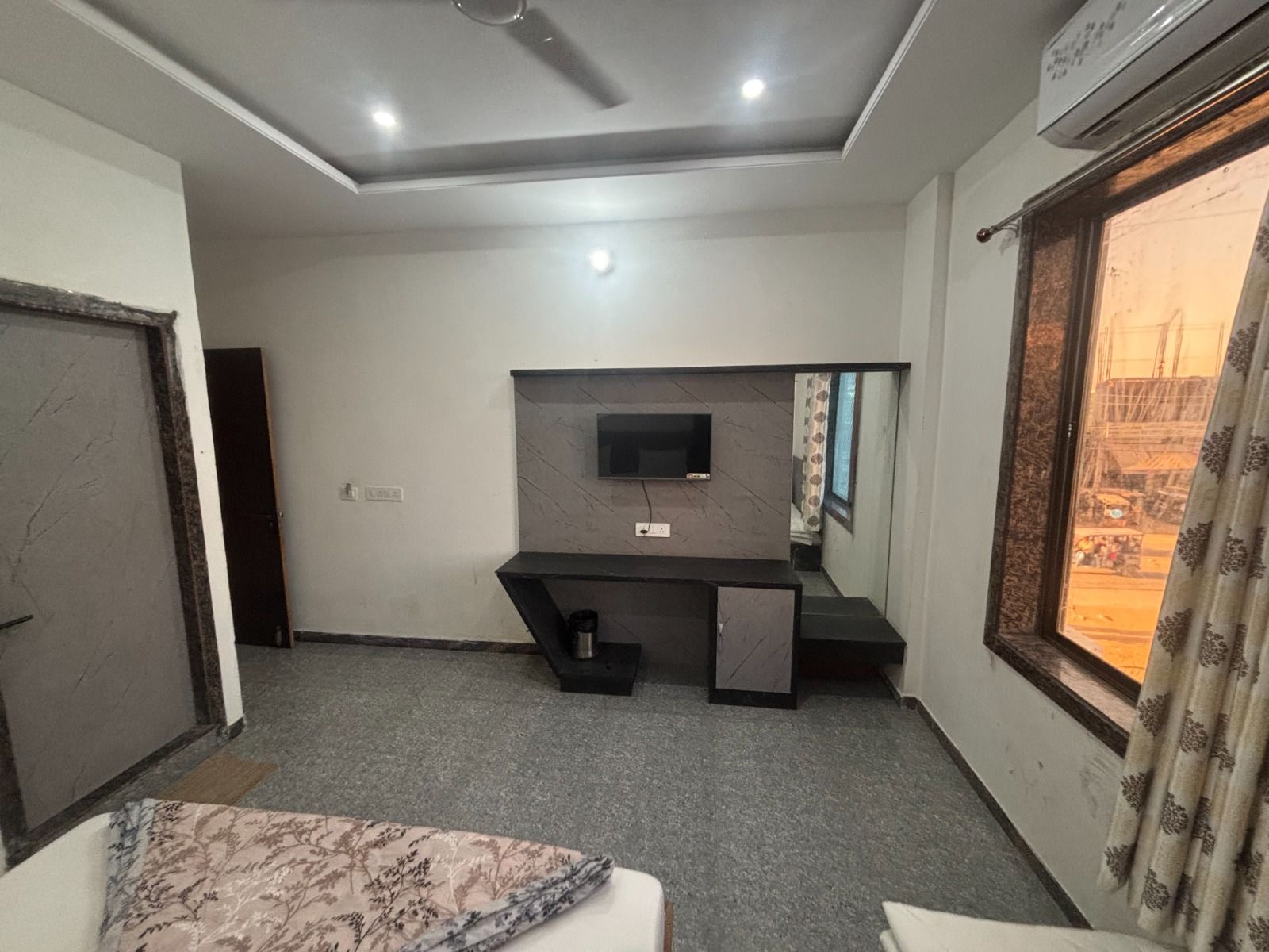 Hotel Ishwar Palace AC Triple Bed Room With Window( 1 Double & 1 Single Bed) 6