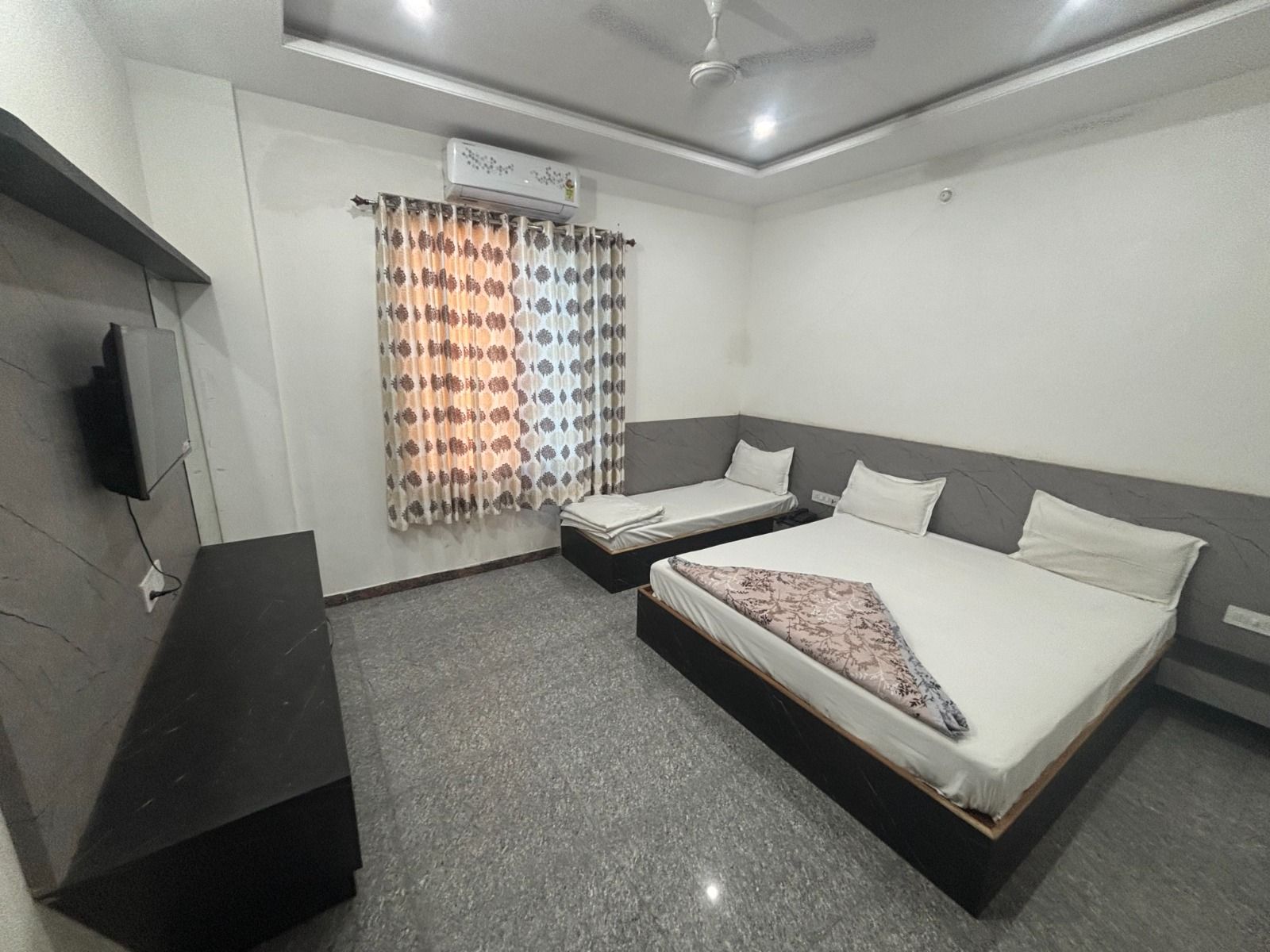 Hotel Ishwar Palace AC Family Room With Window ( 2 Double Bed) 2