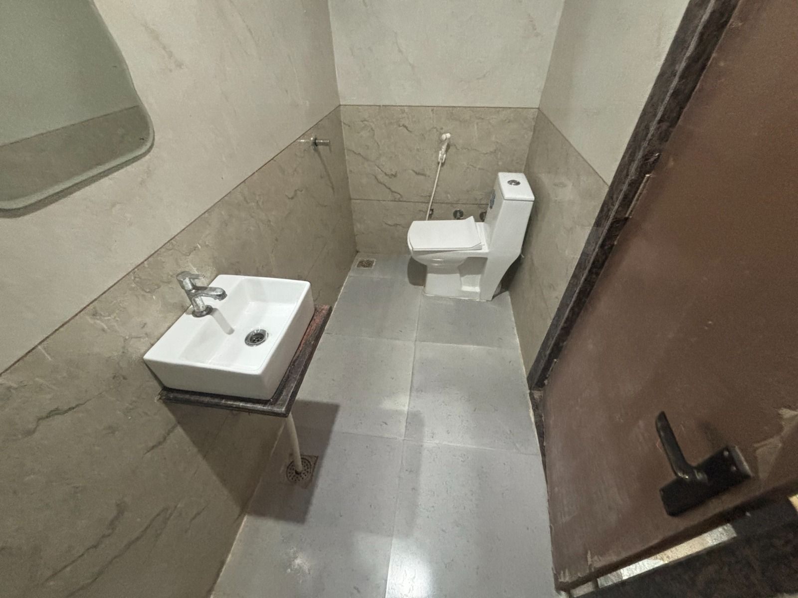 Hotel Ishwar Palace AC Deluxe Room With Window 6