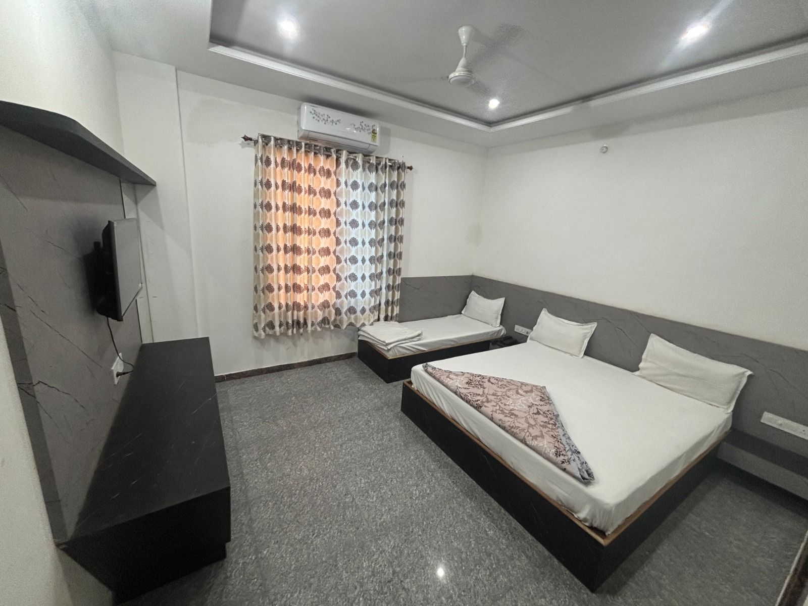 Hotel Ishwar Palace AC Triple Bed Room With Window( 1 Double & 1 Single Bed) 4