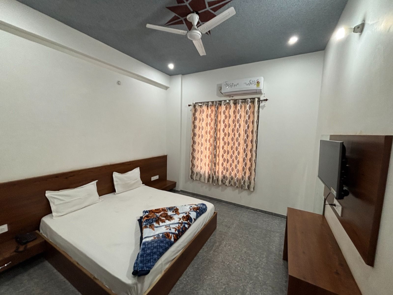 AC Deluxe Room With Window