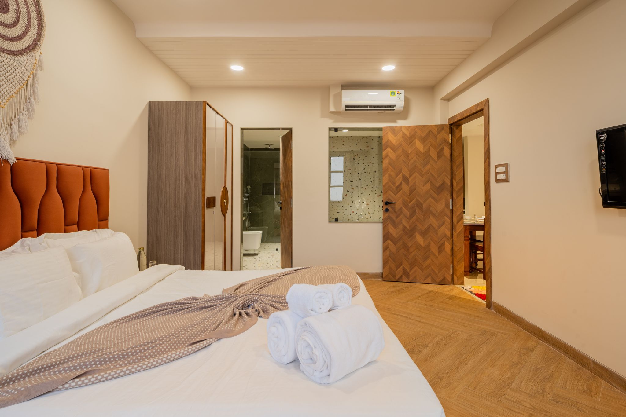 ELIVAAS 1 BHK with Rooftop Pool - Kamerios Skye