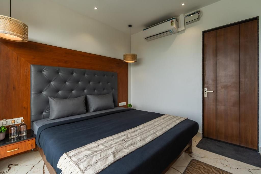 The Hosteller Goa, Mandrem Deluxe Double Room with Balcony and Sea View 2