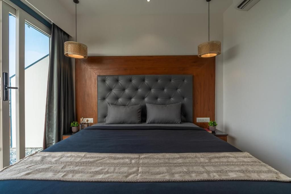 The Hosteller Goa, Mandrem Deluxe Double Room with Balcony and Sea View 3