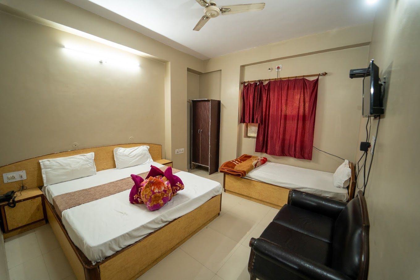 DELUX TRIPLE BED ROOM