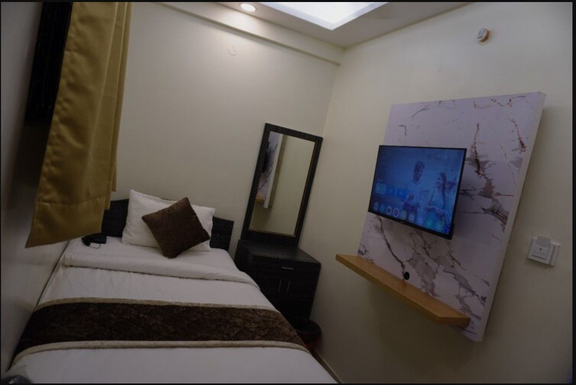 Deluxe Single Non AC Room