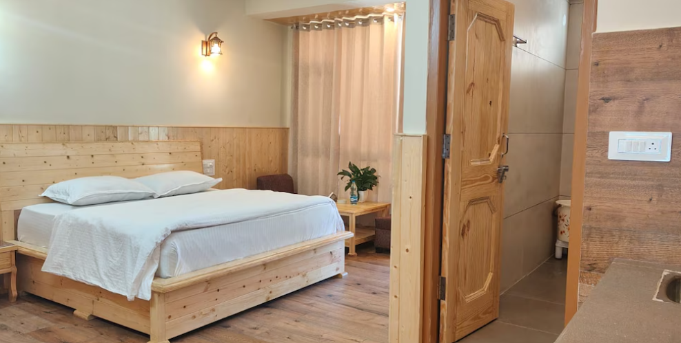 Attic Family Room with River View King Bed