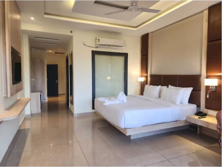 Aachman Riviera | A Riverside Hotel Executive Classic Room - (Without Balcony) 5