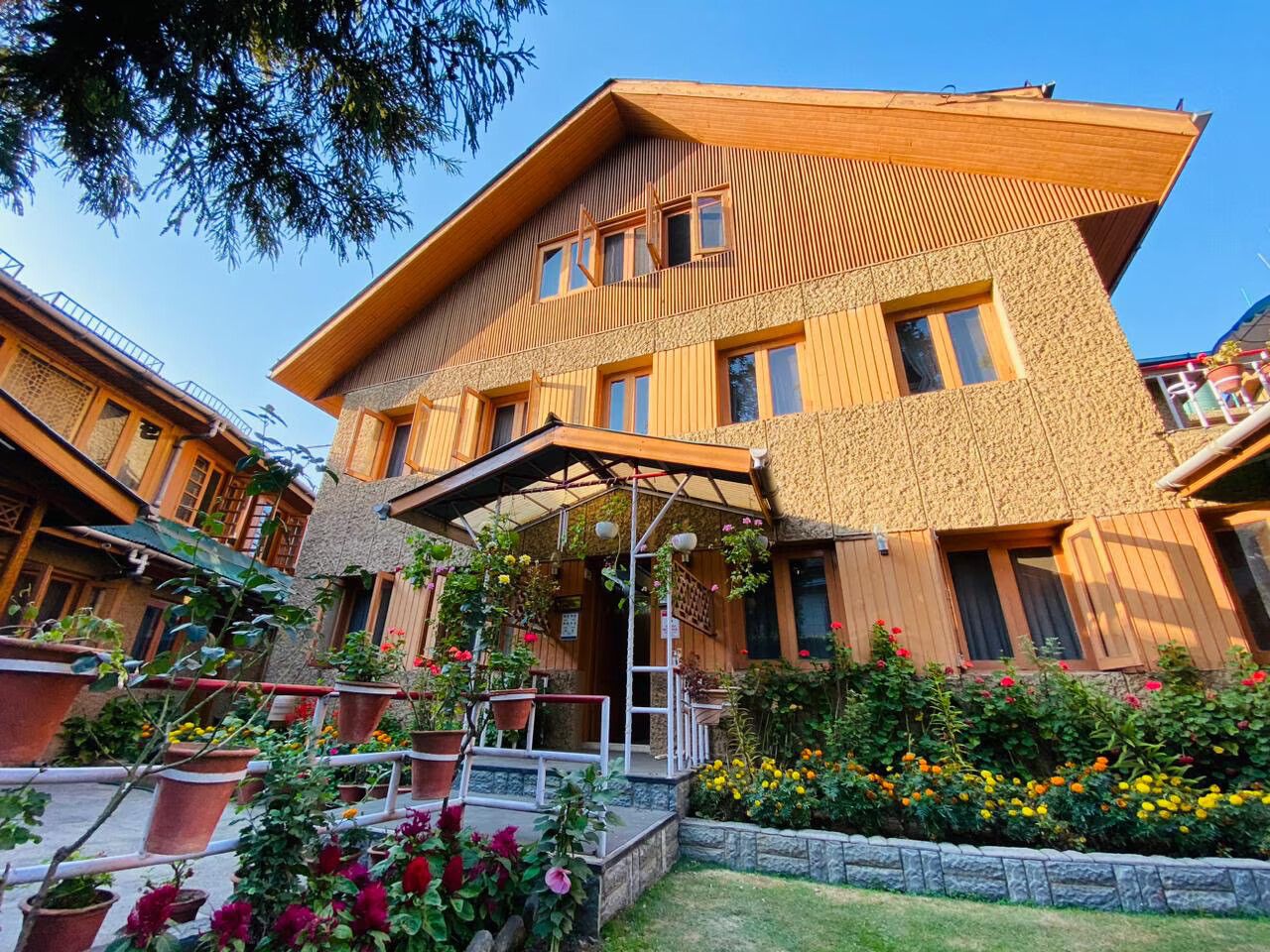 Hotel Madhuban Dal Lake