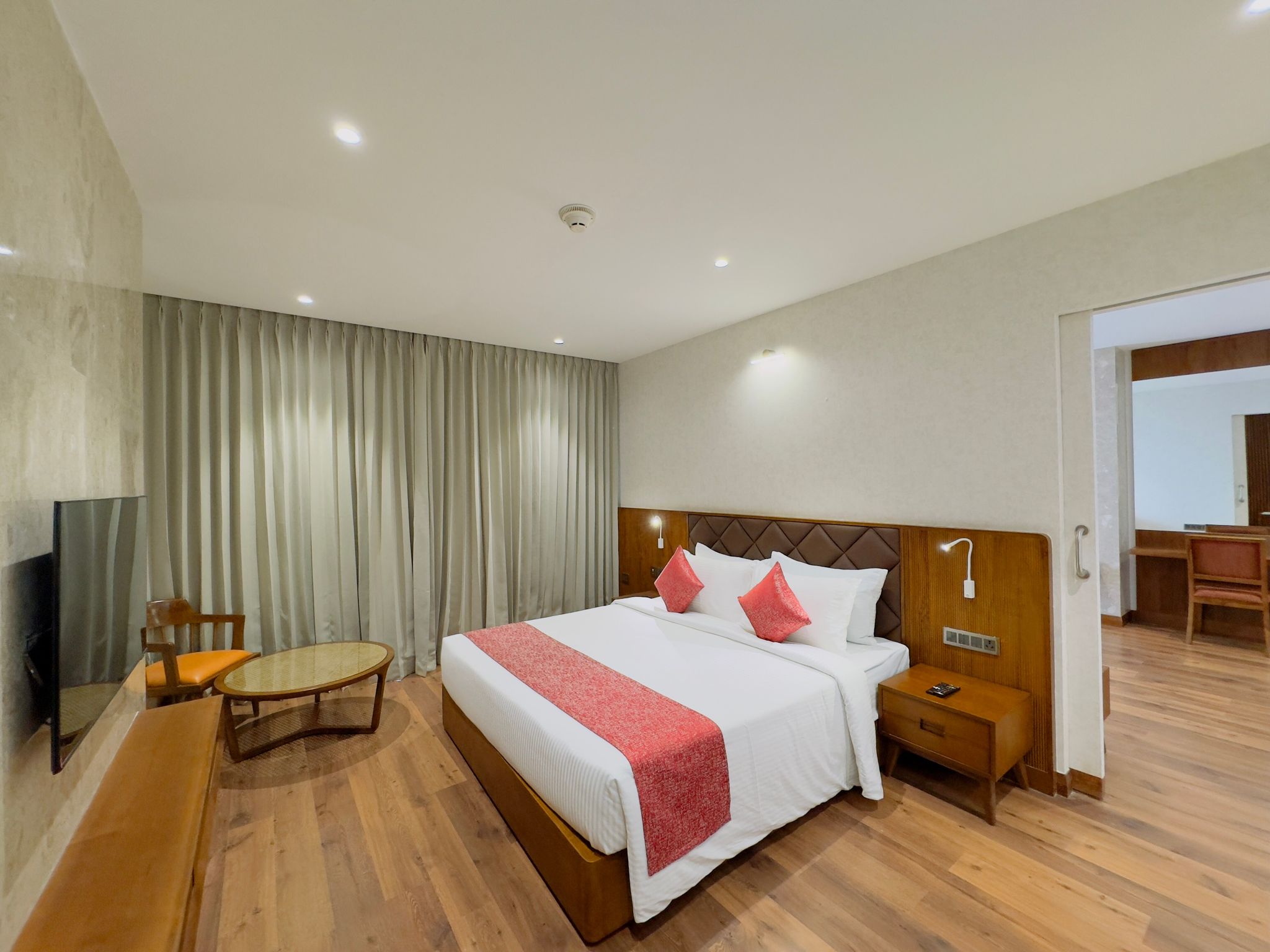 Gokulam Grand Hotel Deluxe Rooms 2