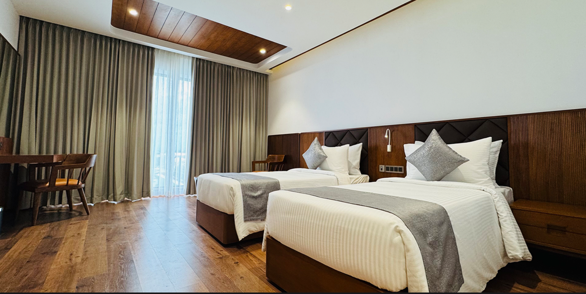 Gokulam Grand Hotel Deluxe Rooms 4