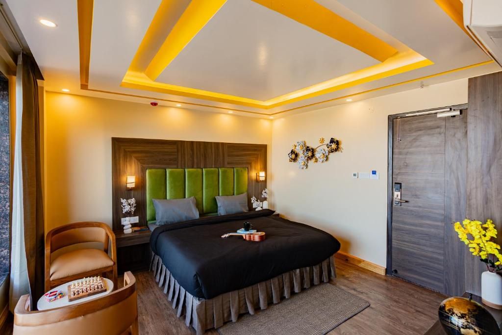 The Hosteller Shimla, Valley View Deluxe Double Room with Mountain View 2