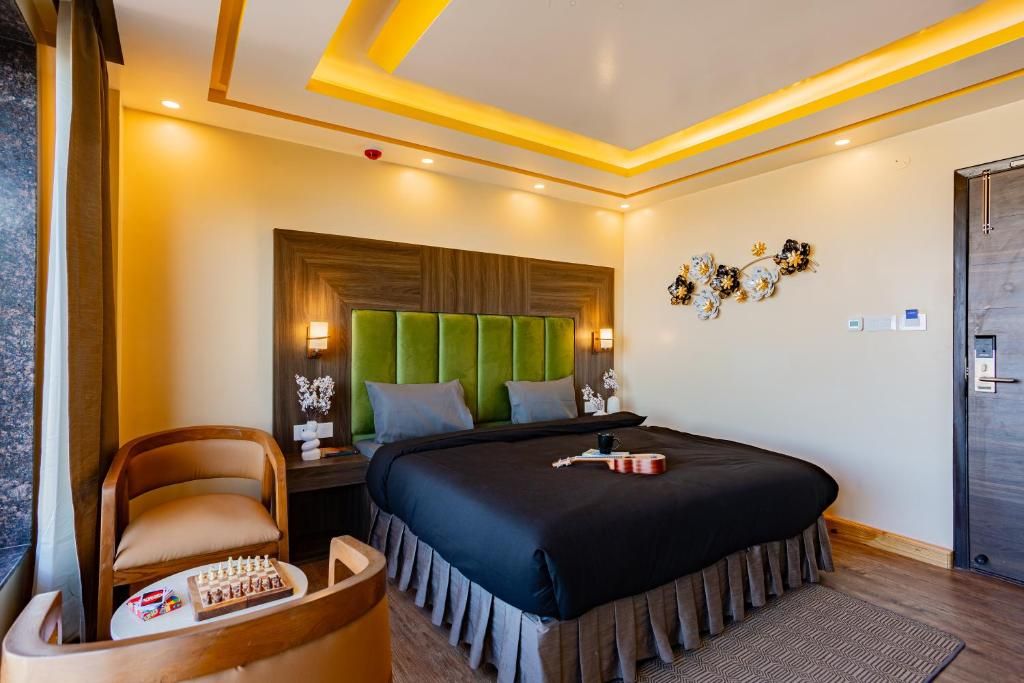 The Hosteller Shimla, Valley View Deluxe Double Room with Mountain View 4