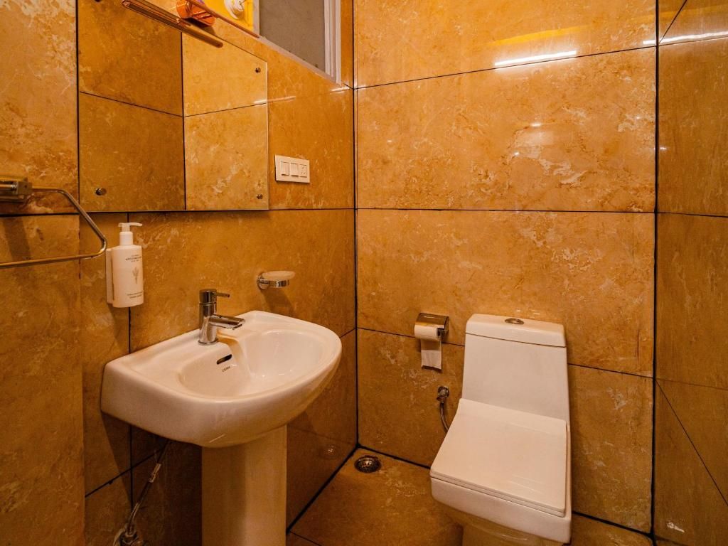 The Hosteller Jibhi Bed in 8 Bed Mixed Dormitory 5