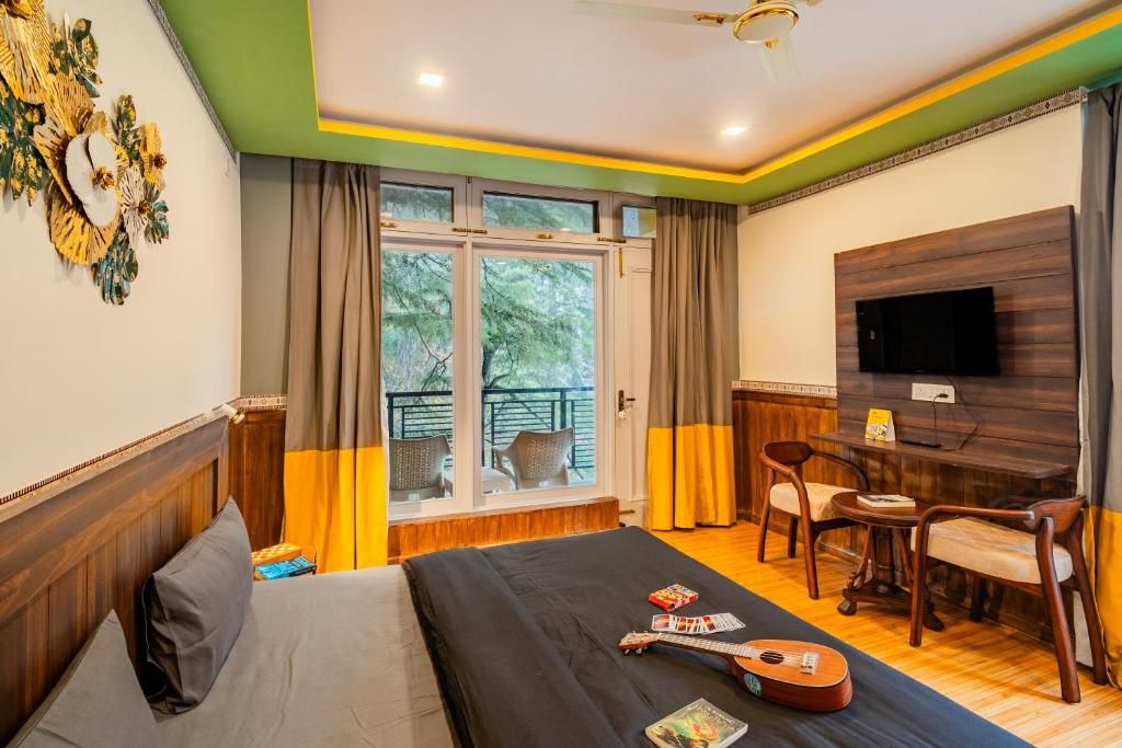 The Hosteller Jibhi Deluxe Double Room with Balcony 2