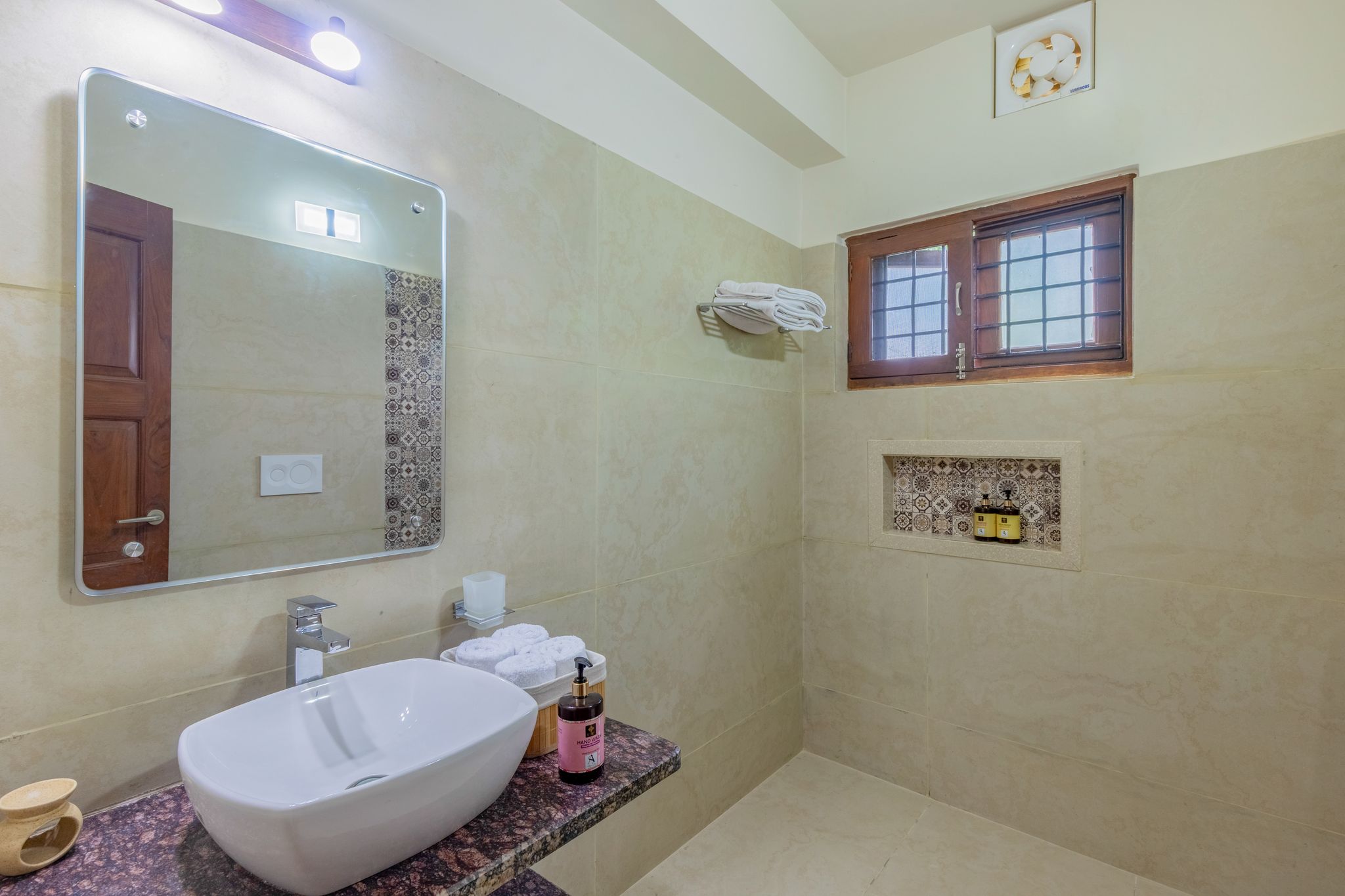Alaya Stays Irayna - 4 BHK with Garden & Lake View