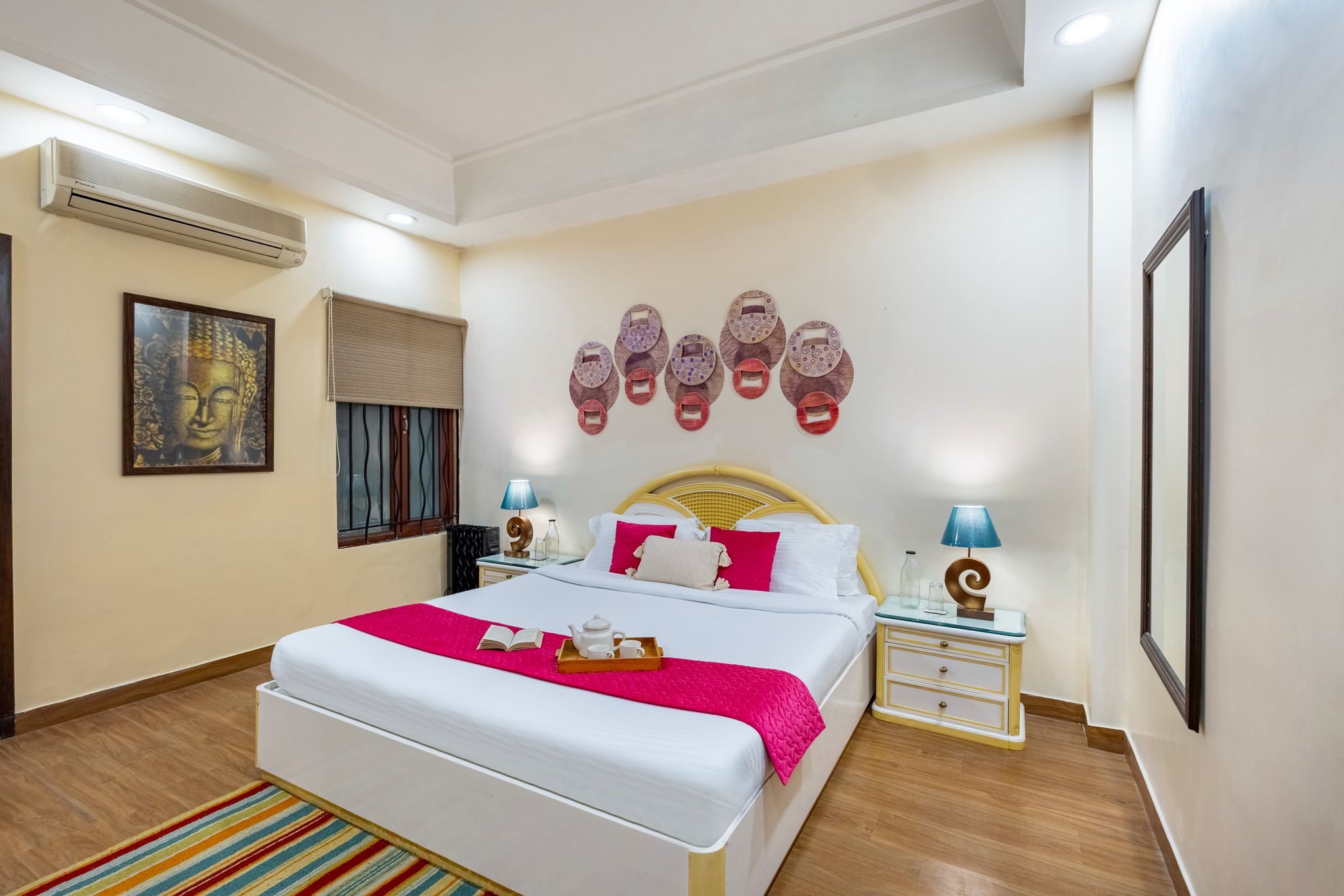 ELIVAAS Lakeview Manor - 5 BHK w/ Scenic Lakeview & Garden 5 BHK 4