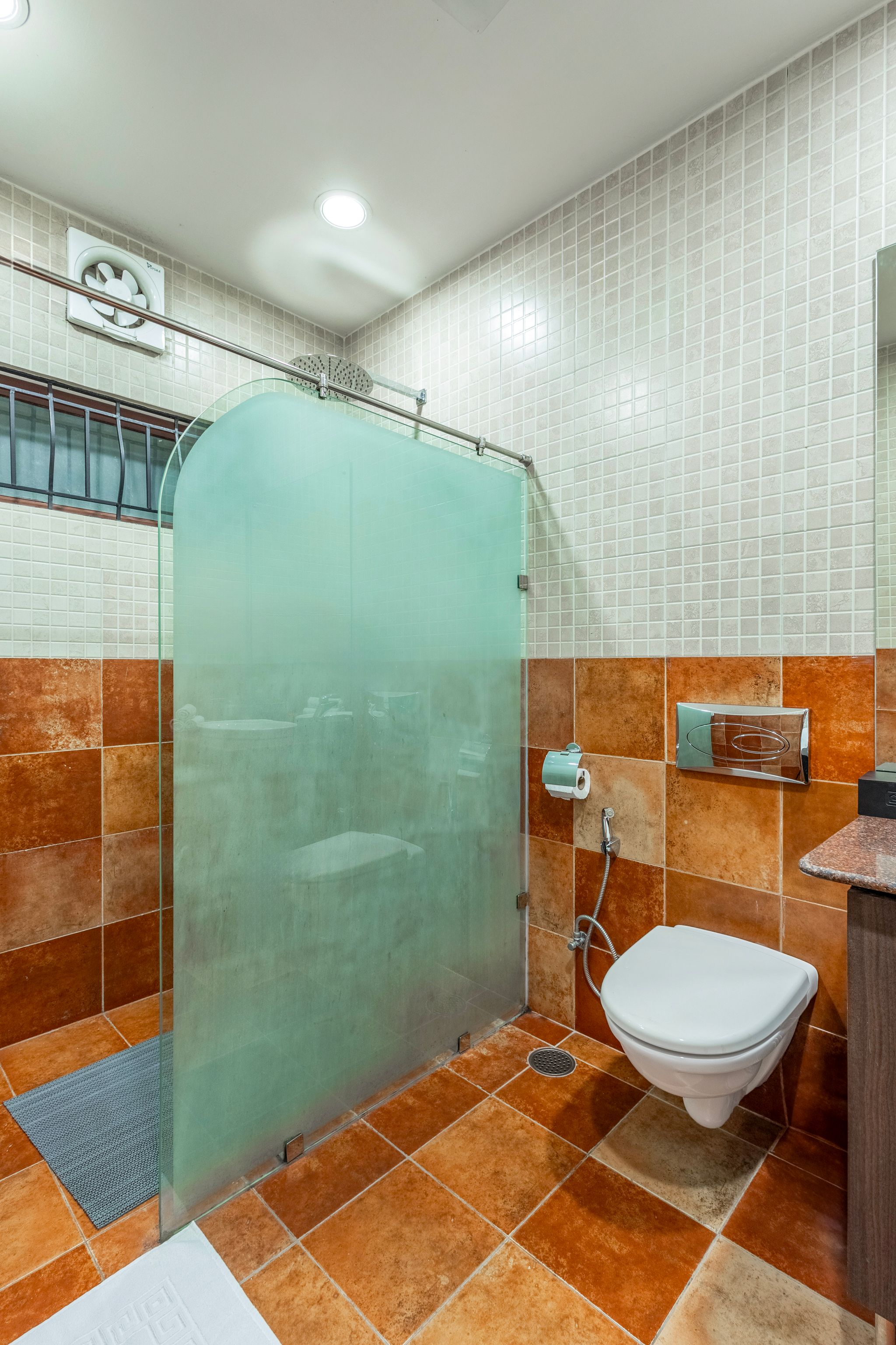 ELIVAAS Lakeview Manor - 5 BHK w/ Scenic Lakeview & Garden 5 BHK 5