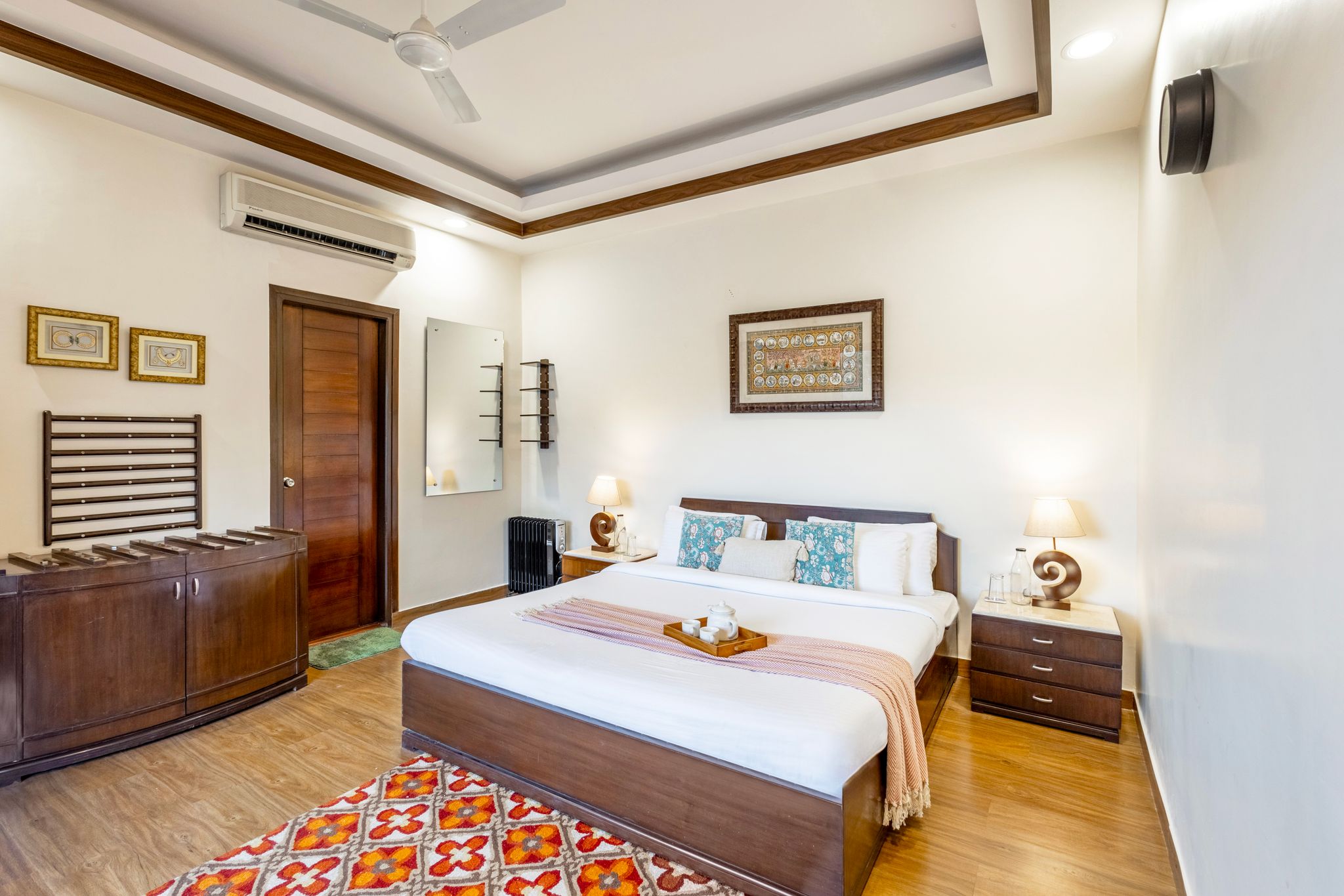 ELIVAAS Lakeview Manor - 5 BHK w/ Scenic Lakeview & Garden 5 BHK 2
