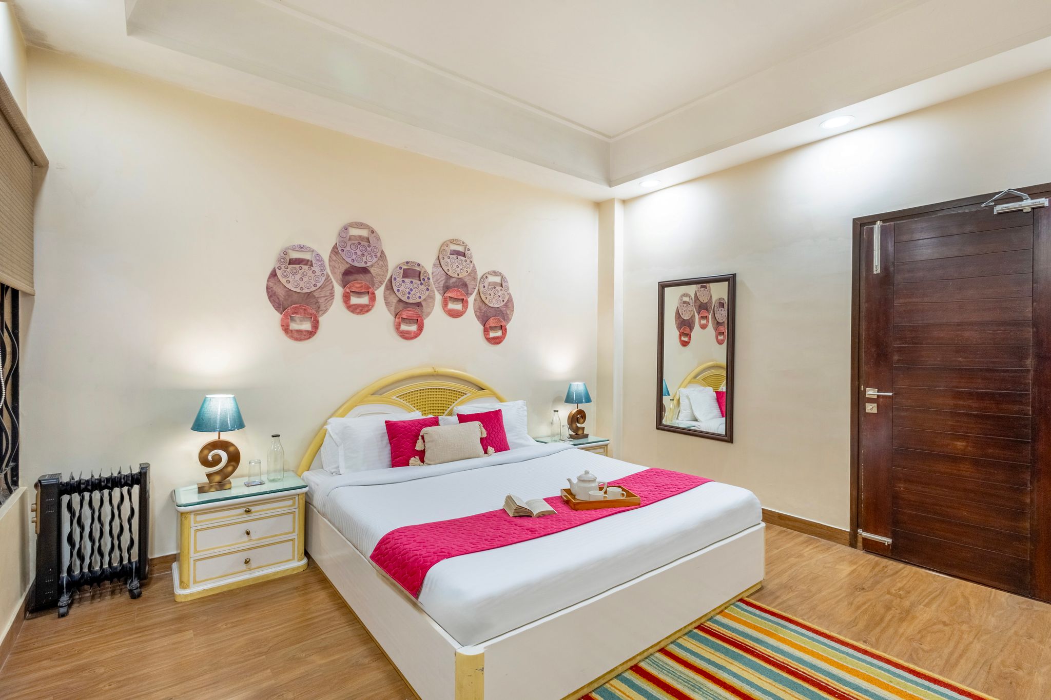 ELIVAAS Lakeview Manor - 5 BHK w/ Scenic Lakeview & Garden 5 BHK