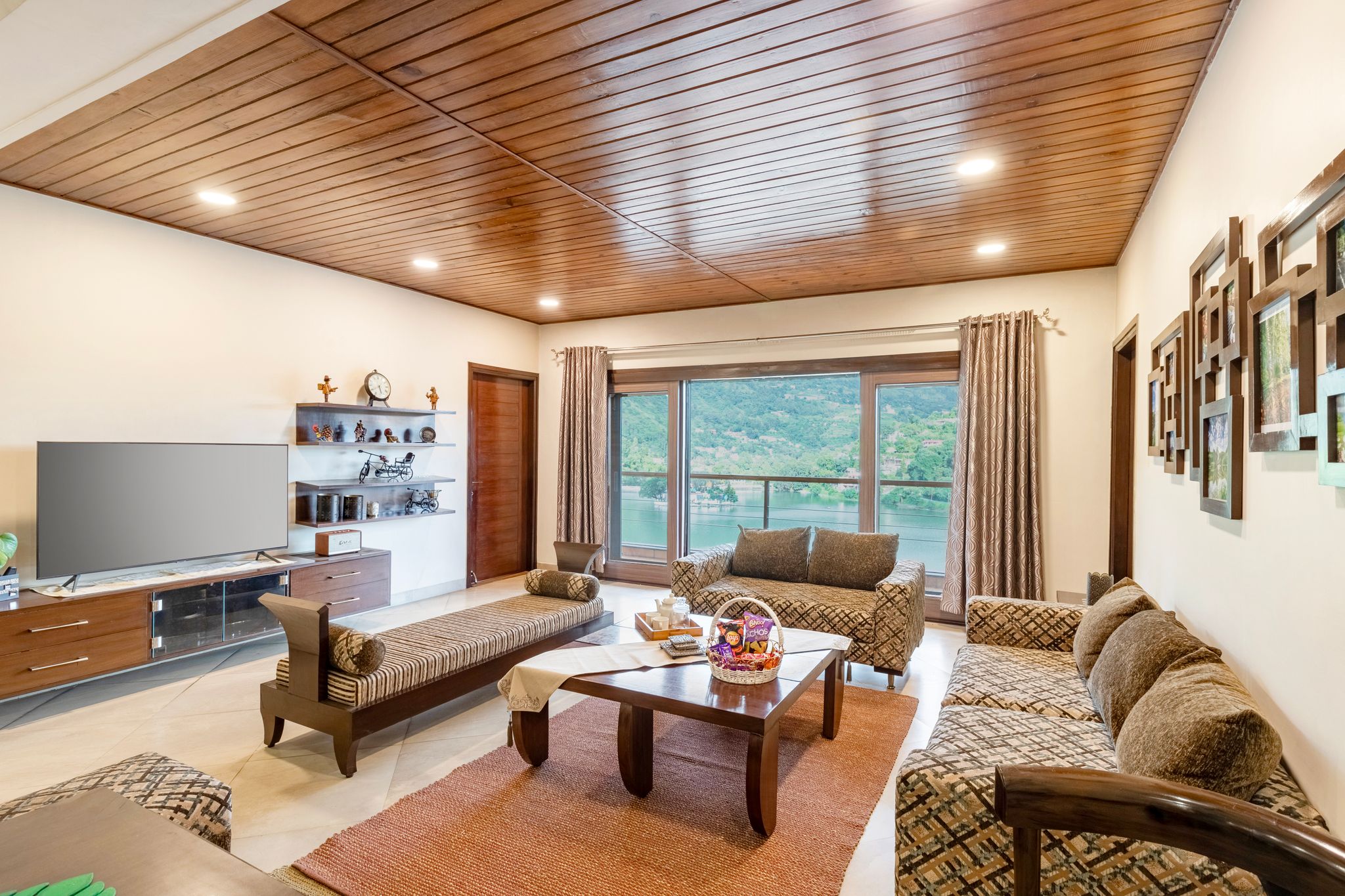 ELIVAAS Lakeview Manor - 5 BHK w/ Scenic Lakeview & Garden