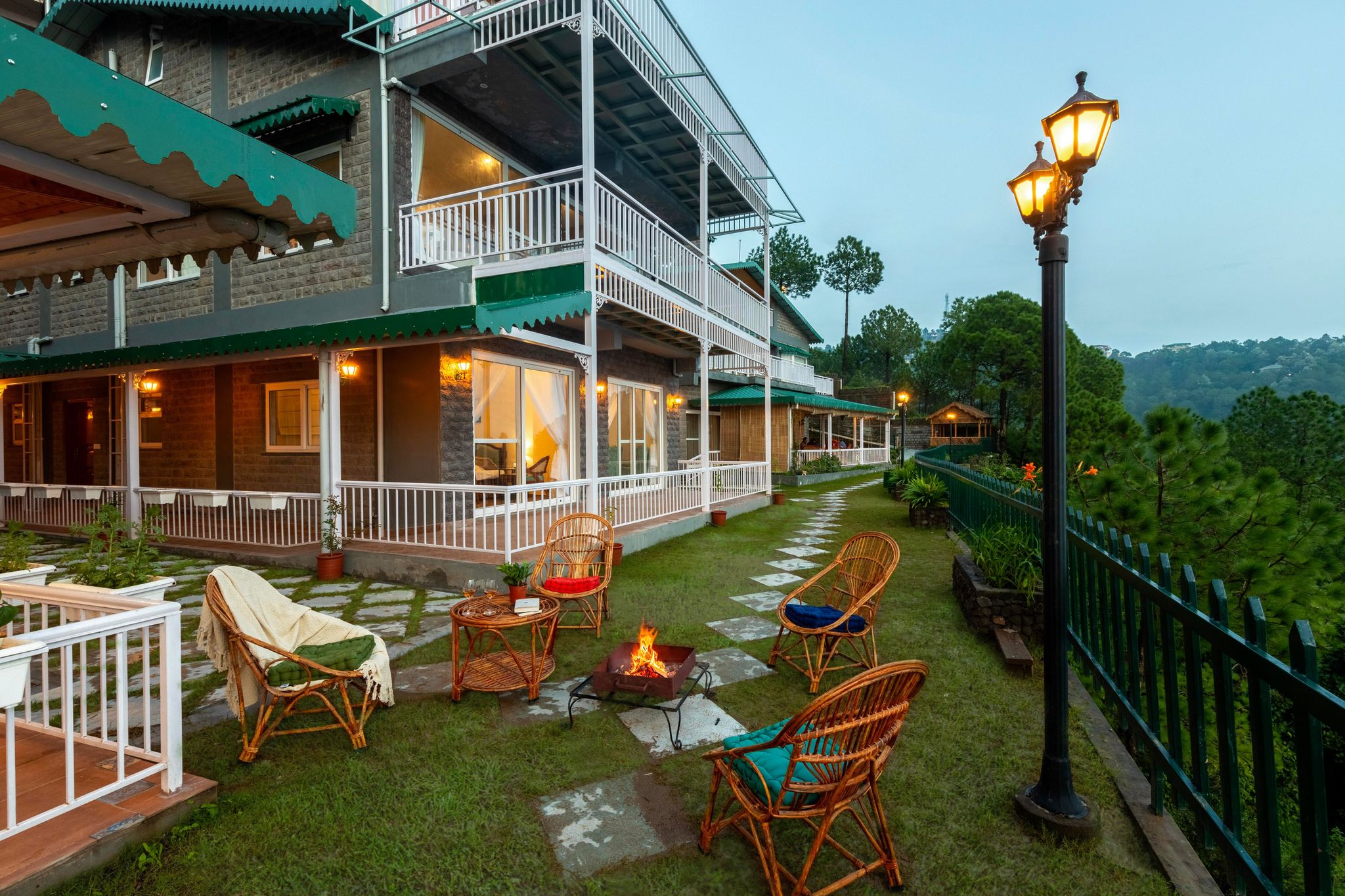 ELIVAAS Goldencrest - 6 BHK Villa Nestled in the Hillside of Kasauli