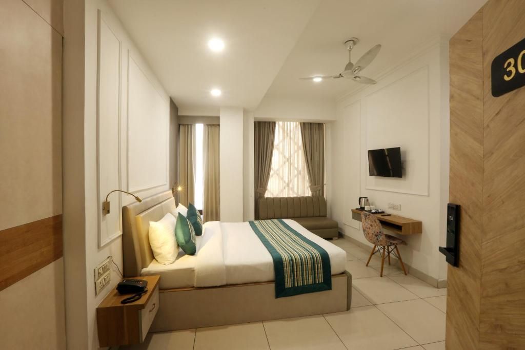 Hotel Emerald Suites and Banquet Deluxe Room