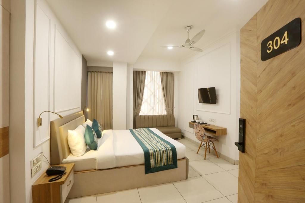 Hotel Emerald Suites and Banquet Deluxe Room 4