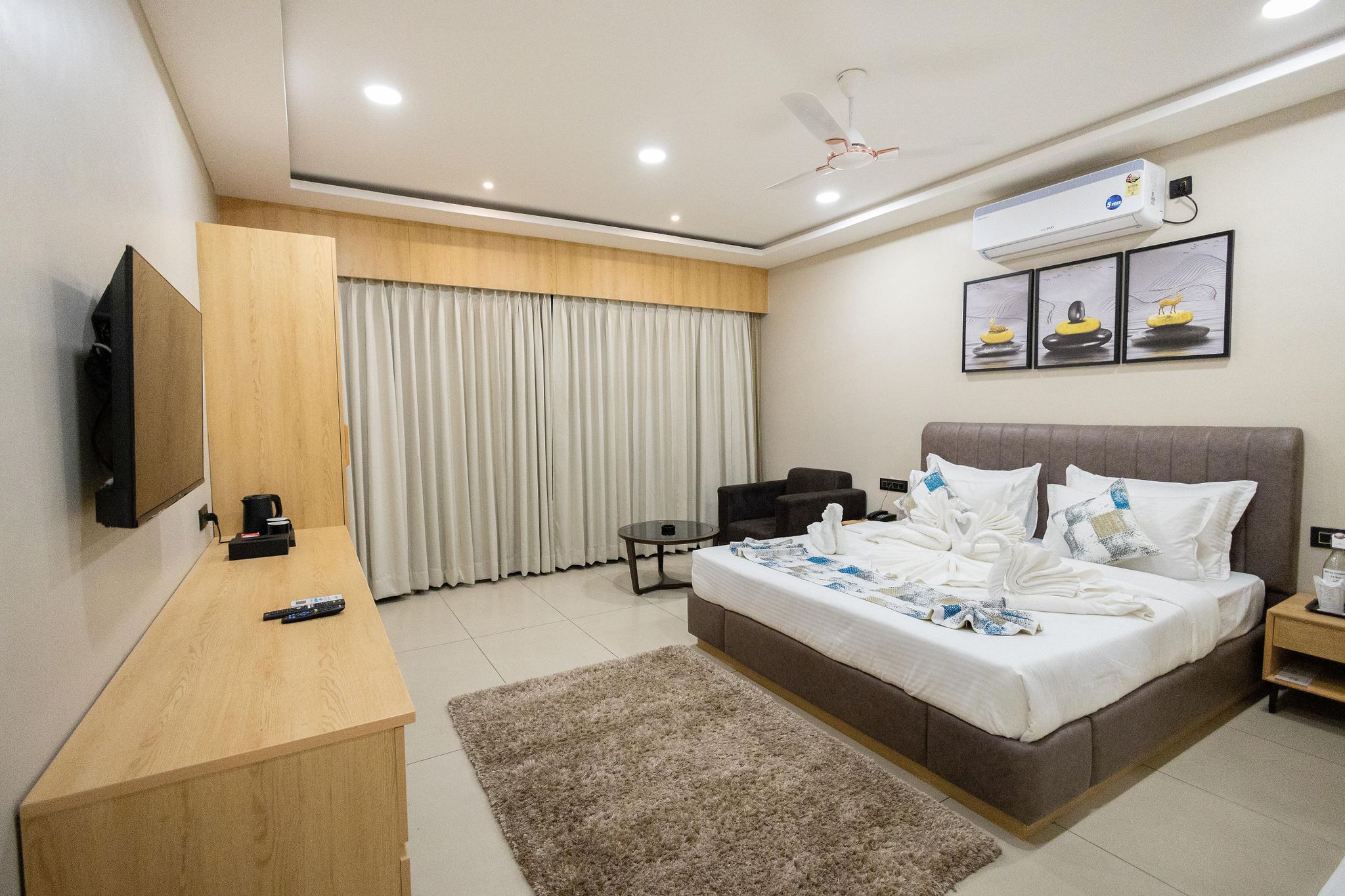 Club Room with Balcony