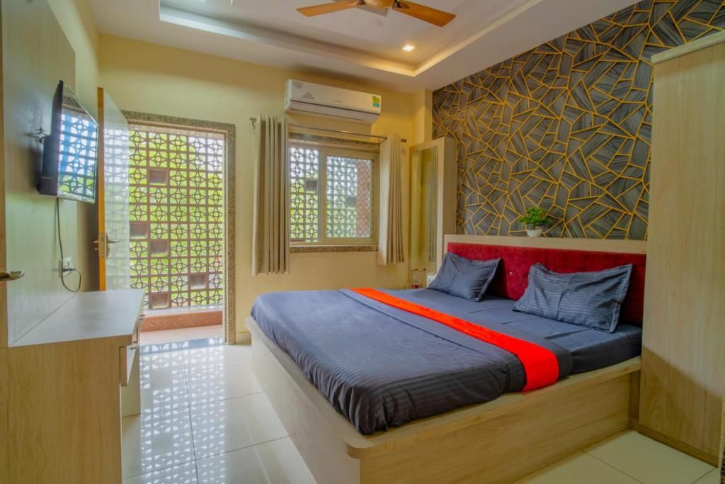 Majestic Hotel And Restro Deluxe room  6