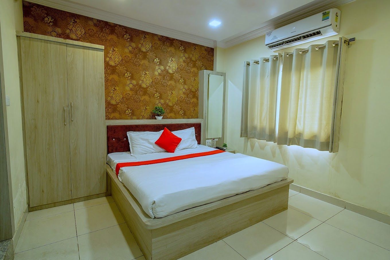 Majestic Hotel And Restro Deluxe room 