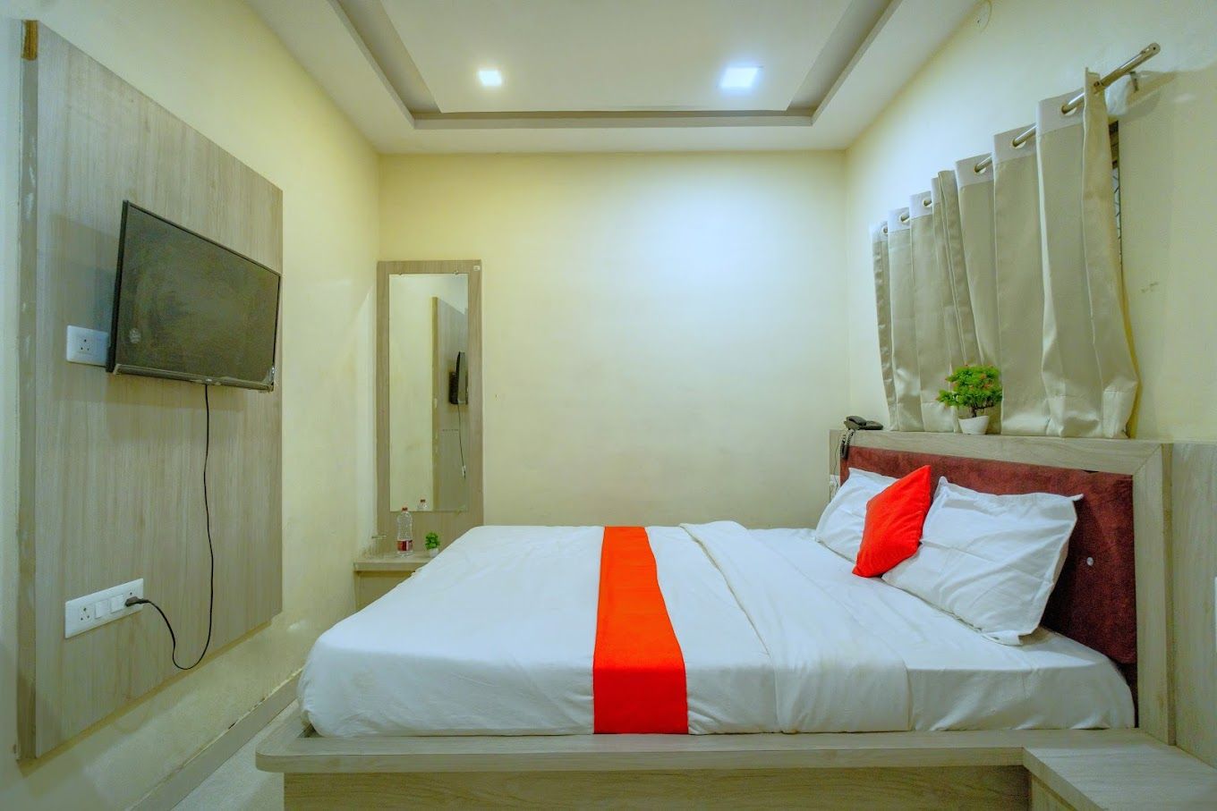 Majestic Hotel And Restro Deluxe room  2