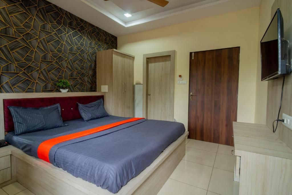 Majestic Hotel And Restro Deluxe room  4