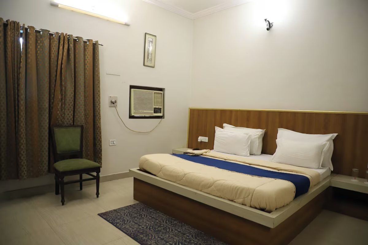 Shri Neha Hotel & Restaurant Super Deluxe Room