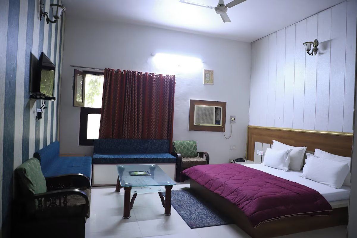 Shri Neha Hotel & Restaurant Deluxe Room