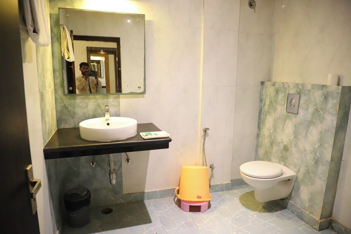 Shri Neha Hotel & Restaurant Suite Room 3