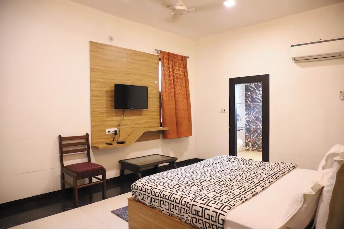 Shri Neha Hotel & Restaurant Deluxe Room 2