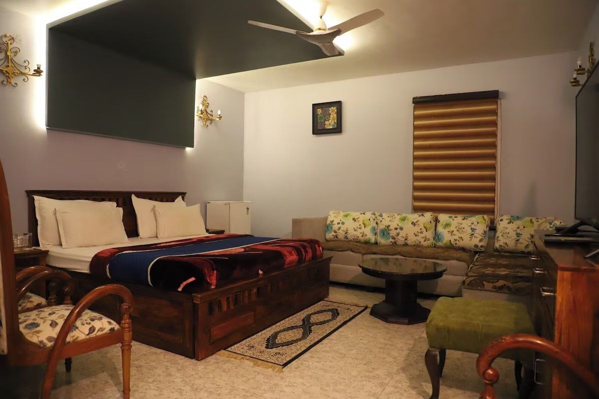 Shri Neha Hotel & Restaurant Suite Room